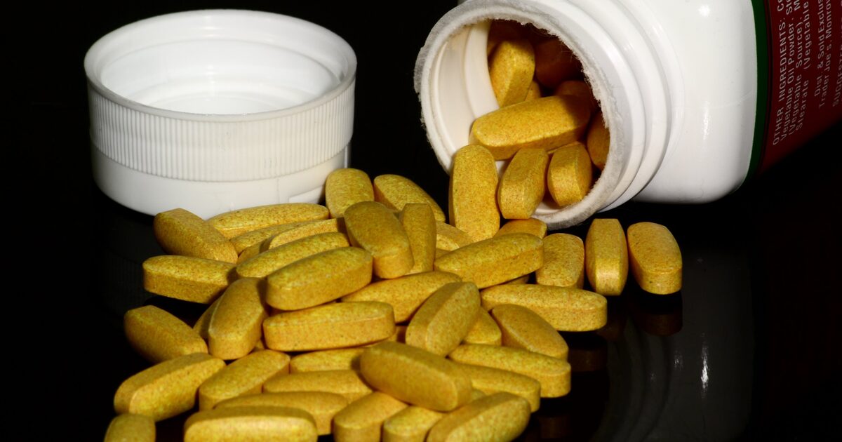 Comprimidos de vitaminas del grupo B para revisar la etiqueta de un suplemento